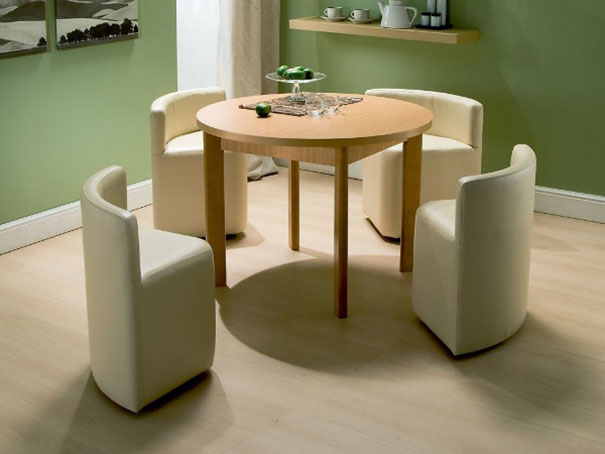 Kerek étkezőasztal design székekkel, széthúzva