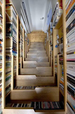Könyvespolc és lépcsőfeljáró fentről