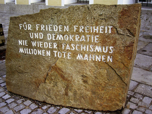 Emléktábla Hitler szülőháza előtt