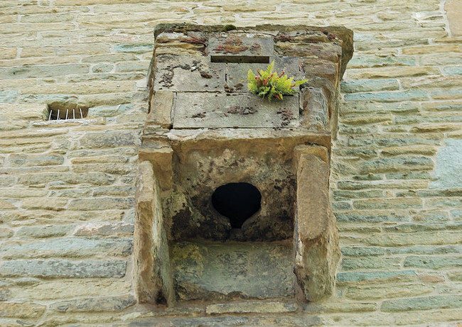 Középkori WC a várárok felett